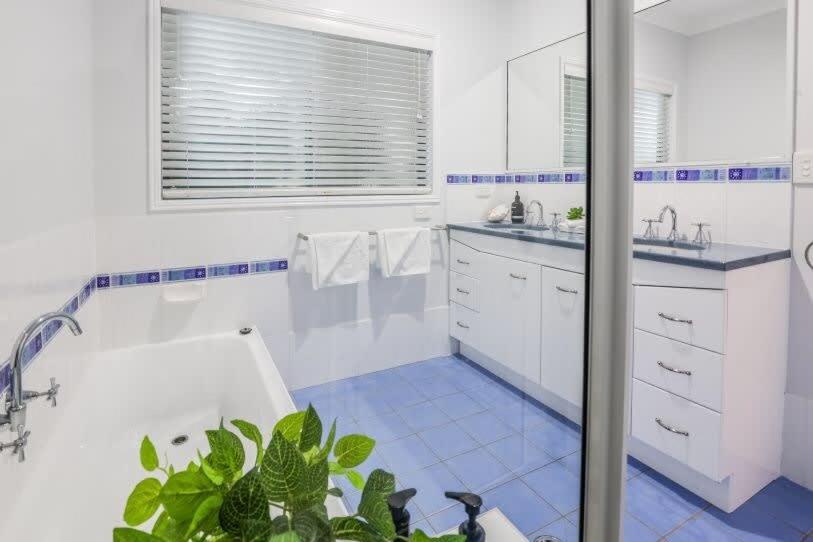Agnes Bliss - Stunning, Four-bedroom House In Sunny *